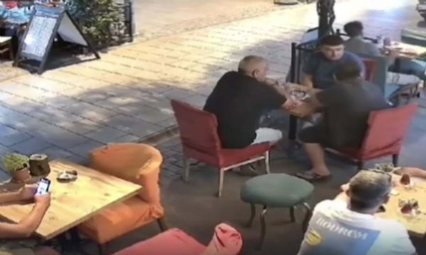 Kafede otururken yorgun mermi isabet etti!